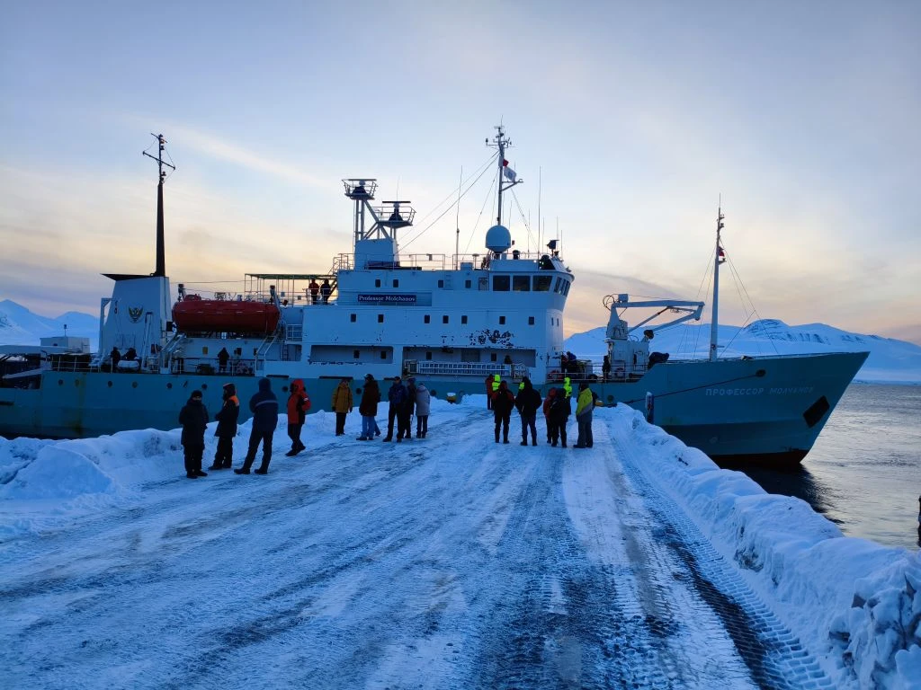 НИС «Профессор Молчанов» прибыло в Баренцбург